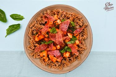 Fusilli met raapjes en spinazie in tomatensaus